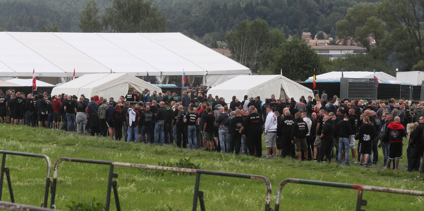 Neonazis warten auf Einlass zu Festivalzelt