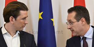 Sebastian Kurz und Heinz-Christian Strache schauen sich an