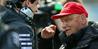 Niki Lauda im Gespräch mit einem Mann