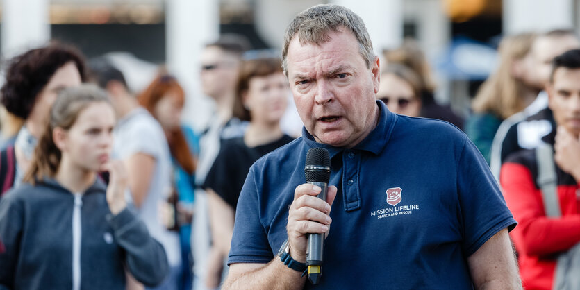 Claus-Peter Reisch bei einer Demonstration