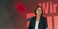 Die Spitzenkandidatin der Linkspartei, Kristina Vogt, spricht auf dem Marktplatz vor der Bürgerschaft in Bremen, April 2019
