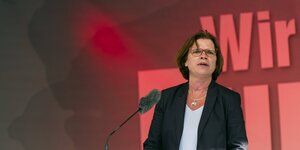 Die Spitzenkandidatin der Linkspartei, Kristina Vogt, spricht auf dem Marktplatz vor der Bürgerschaft in Bremen, April 2019