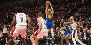 Steph Curry von den Golden State Warriors nimmt einen 3-Punkte-Wurf