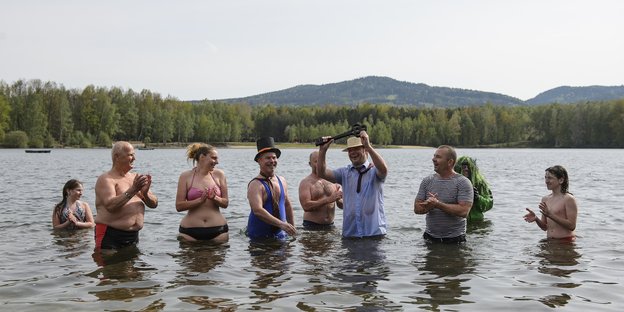 Menschen stehen in einem See Menschen stehen in einem See