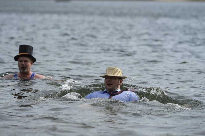 Zwei Männer schwimmen in einem See