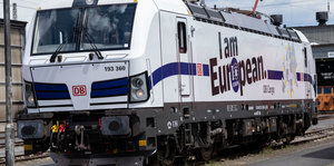 Eine Lok der Deutschen Bahn, beklebt mit einem "I am European" Schriftzug