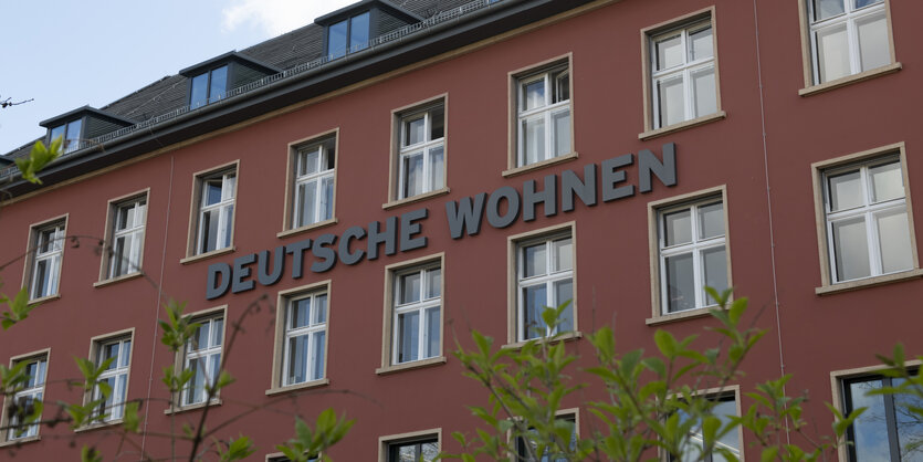 Hausfassade, an der Deutsche Wohnen steht