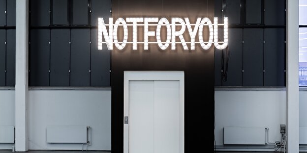 Der Schriftzug "Not for you" über einem Fahrstuhl