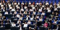 Frauen und Männer sitzen im Bundestag. Fast alle Frauen tragen weiße Oberteile