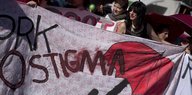Frauen mit einem Transparent auf dem "No Stigma" steht