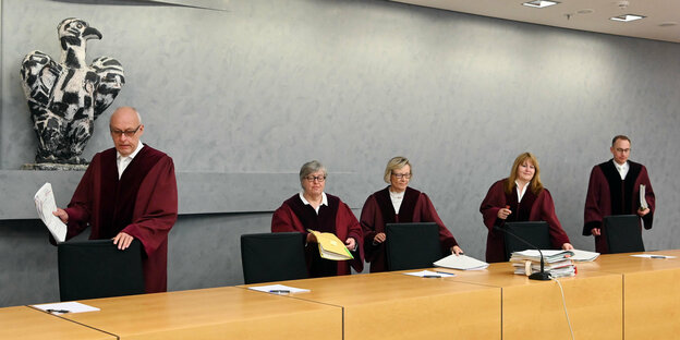 RichterInnen in roten Roben