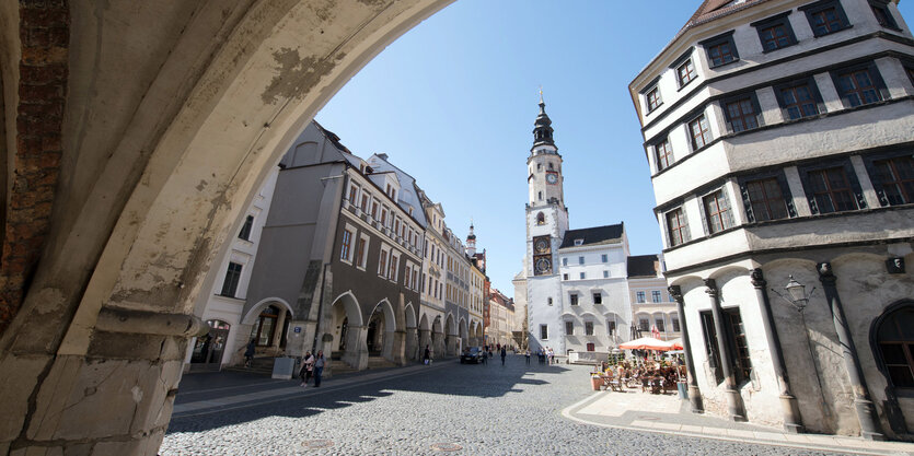 Blick durch einen Torbogen auf eine Straße