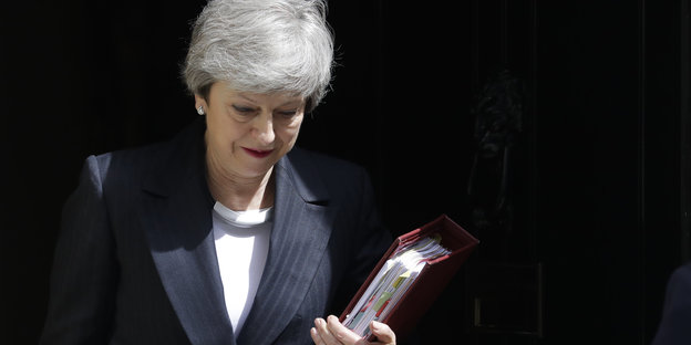 Theresa May auf dem Weg ins britische Unterhaus