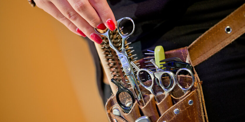 Friseurin bei der Arbeit