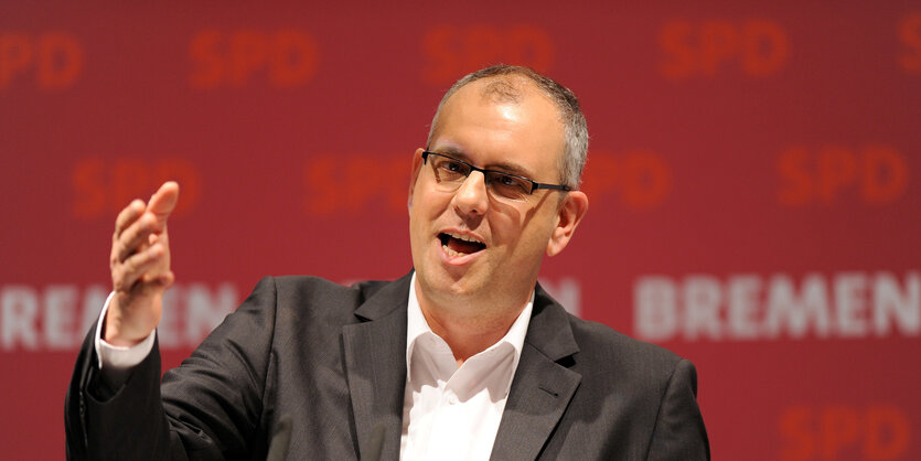 Der SPD-Politiker Andreas Bovenschulte hält eine Rede.