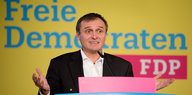 Burkhardt Müller-Sönksen spricht auf einer Landesmitgliederversammlung der FDP.