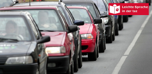 Mehrere Autos hintereinander auf einer Straße