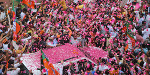 Jubelnde Massen feiern den Sieg der BJP in Indien, nach der Auszählung eines Teils der Ergebnisse.