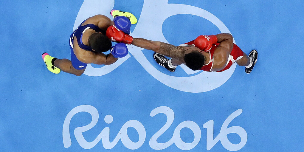 Zwei Boxer im Ring bei Olympia 2016, die Kamera hält von oben drauf