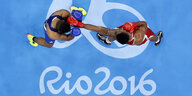 Zwei Boxer im Ring bei Olympia 2016, die Kamera hält von oben drauf