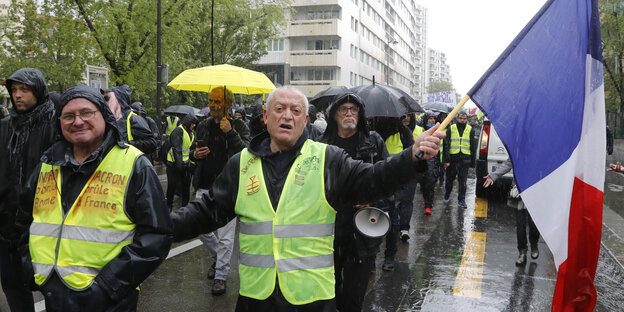 Mit der Trikolore in der Hand: Proteste der Gelbwesten Mitte Mai in Paris