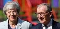 Theresa May und ihr Mann Philip im Sonnenschein