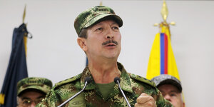 Ein Soldat mit Schnurrbart in Uniform