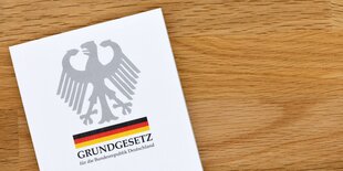 Das Grundgesetz, auf einem Tisch liegend