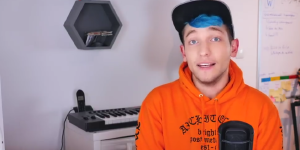 YouTube Rezo, ein junger Mann mit Cappy und blauen Haaren