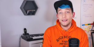 YouTube Rezo, ein junger Mann mit Cappy und blauen Haaren