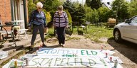 Zwei Frauen stehen vor einem Demo-Transparent mit der Aufschrift "Stoppelfeld statt Stapelfeld".
