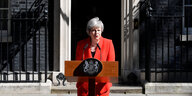 Theresa May steht vor Downing Street 10