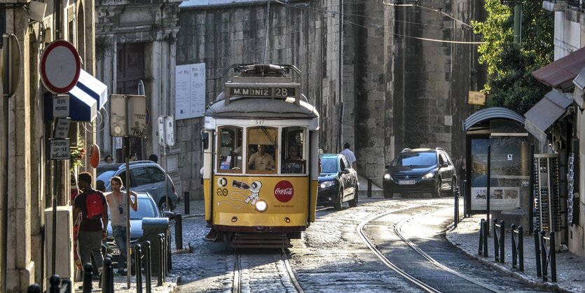 Strassenbahn Linie 28 fährt durch die Rua Augusto Rosa