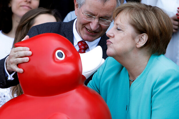 Merkels neues Spielzeug: eine riesige rote Quietschente