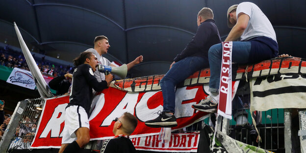Yussuf Poulsen von RB Leipzig feiert nach einem Spiel mit Fans