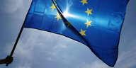 Eine EU-Fahne weht vor der Sonne