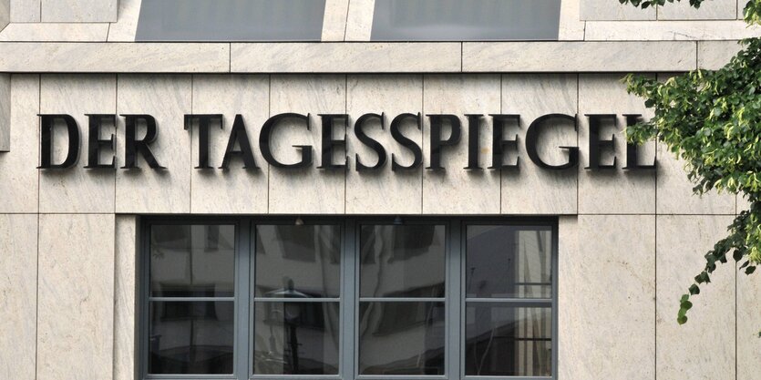 Fassade mit "Tagesspiegel" in schwarzen großen Lettern