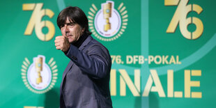 Fußball-Bundestrainer Joachim Löw reckt den Daumen