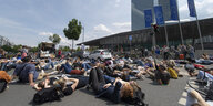 SchülerInnen demonstrieren am Boden liegend vor der EZB in Frankfurt