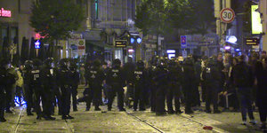 Eine Gruppe Polizisten in Demo-Montur steht nachts am Bremer Sielwalleck