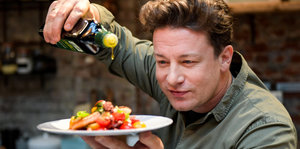 Jamie Oliver guckt auf einen Teller