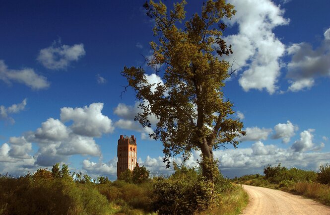 Eine Ruine steht in einer Landschaft