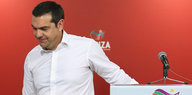 Alexis Tsipras verlässt einen Pult mit Mikrofon