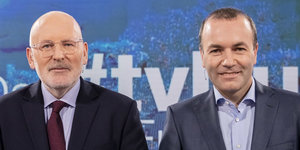 Frans Timmermans und Manfred Weber stehen vor dem TV-Duell zur Europawahl für ein Foto zusammen