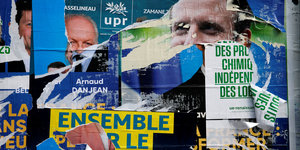 Fetzen verschiedener Wahlplakate übereinandergeklebt