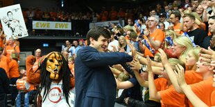 Rasta-Coach Pedro Calles feiert mit den Fans.