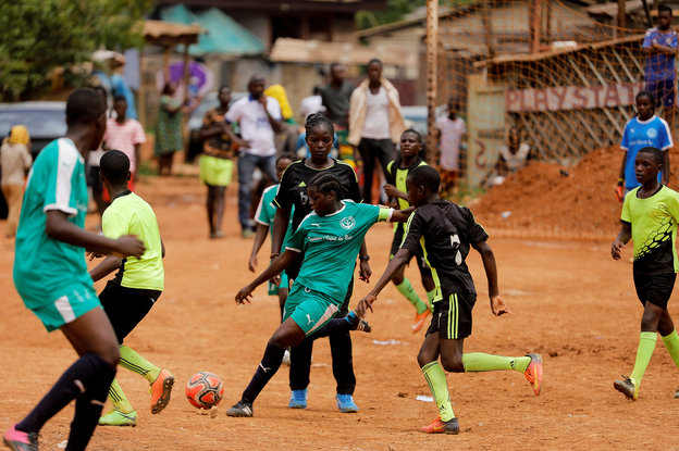 Mädchen eines U17-Teams spielen in einem Freundschaftsspiel gegen eine U15-Jungenmannschaft.