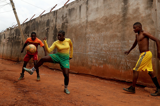 Gaelle Dule Asheri ist in der kamerunischen Fußballakademie und spielt mit ihren Freunden auf der Straße.