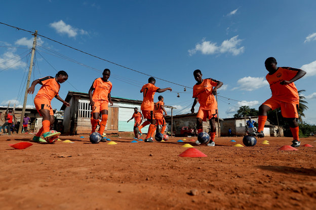 Die Spielerinnen der Fußballakademie in Kamerun bei einer Trainingseinheit