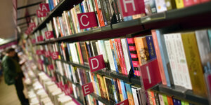 Ein alphabetisch sortiertes Bücherregal in einer Buchhandlung